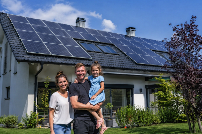 Rodzina przy domu z instalacją fotowoltaiczną Sunrise Energy